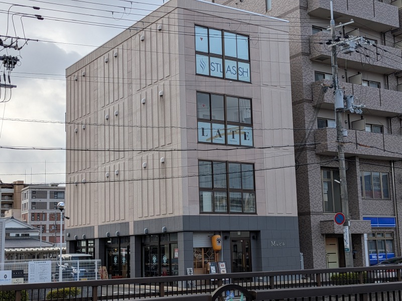 滋賀県草津市のストラッシュ草津駅前店の外観写真１です